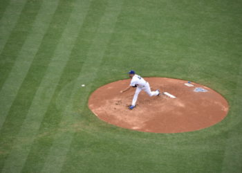 리치 힐 너마저 투구도중 팔 불편으로 교체.