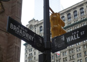 브로드웨이 올해는 못본다.