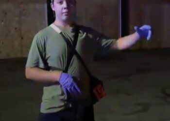 애 띤 얼굴의 10대 소년, 누구에게 총을 겨눴나?