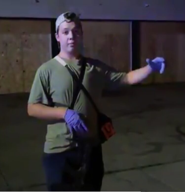 애 띤 얼굴의 10대 소년, 누구에게 총을 겨눴나?