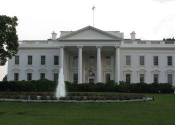 “대통령님 즉시 피하셔야” 백악관 인근 총격사건