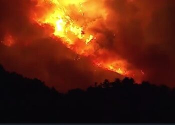미확인 드론 출현에 진화 차질, 소방항공기들 비행 중단…밥캣산불..4일새 2배 커져