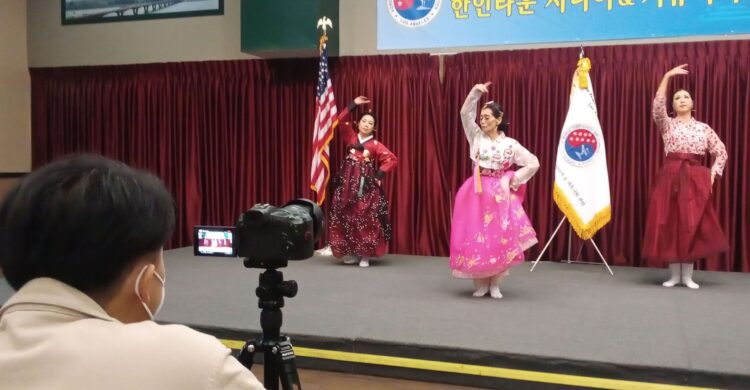 “80대 노인 학생도 유튜브로 수업들어야” 