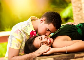 보건책임자 “성관계, 마스크는 쓴 채..키스는 건너뛰라”