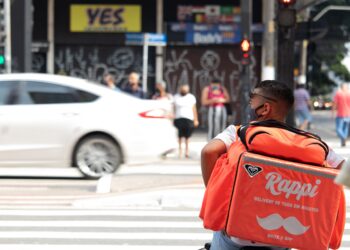배달 팁 줘야하나..고민하는 한인들 “음식값에 포함되지 않나요?”