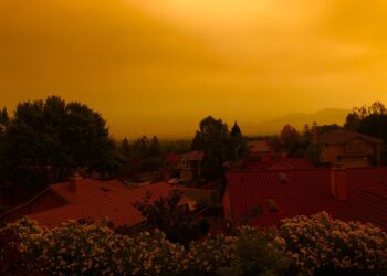 최악의 산불 “묵시록 최후의 날 같아”..한때 주민 130여명 불길 고립