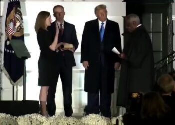 트럼프의  ‘보수 대못질’ 완성..백악관서 대법관 선서 