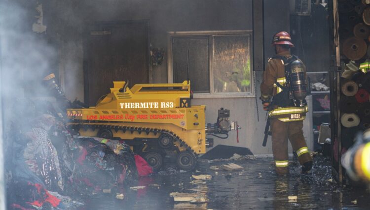 LA 다운타운 원단업소 화재 진화에 소방로봇 투입..미 전국서 최초