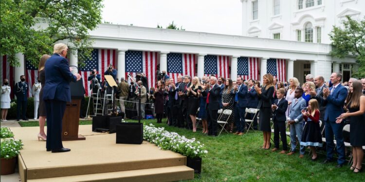 트럼프 어디서 감염됐나…배럿 대법관 지명식 ‘슈퍼전파 진원지’의심