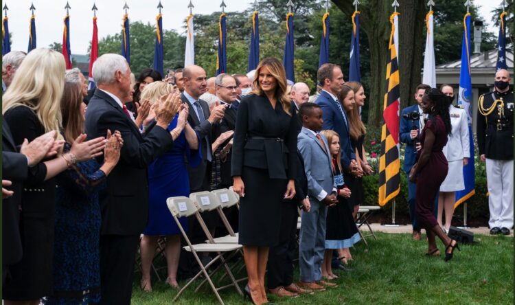 트럼프 어디서 감염됐나…배럿 대법관 지명식 ‘슈퍼전파 진원지’의심