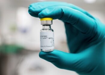 임상시험 재개한다는데…NYT, 횡척수염 부작용 가능성 지적