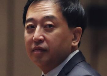 “뻔뻔함과 오만함에 절망” vs.”가라 껍데기..다시는 보지말자”