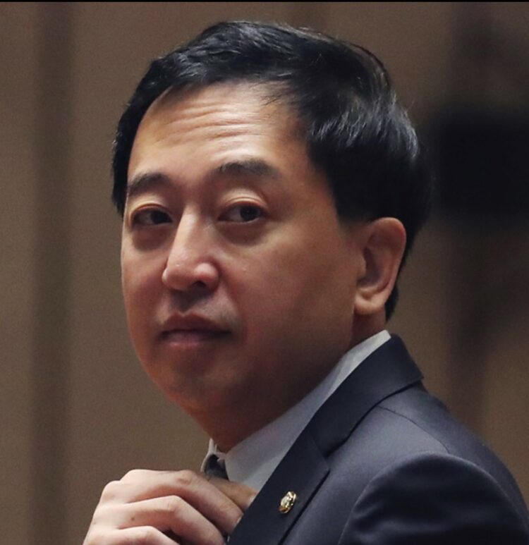 “뻔뻔함과 오만함에 절망” vs.”가라 껍데기..다시는 보지말자”