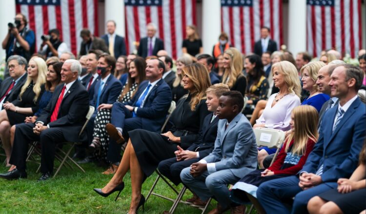 트럼프 어디서 감염됐나…배럿 대법관 지명식 ‘슈퍼전파 진원지’의심