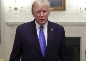 트럼프, 중증 치료효과 렘데시비르 투약..상태 미공개 