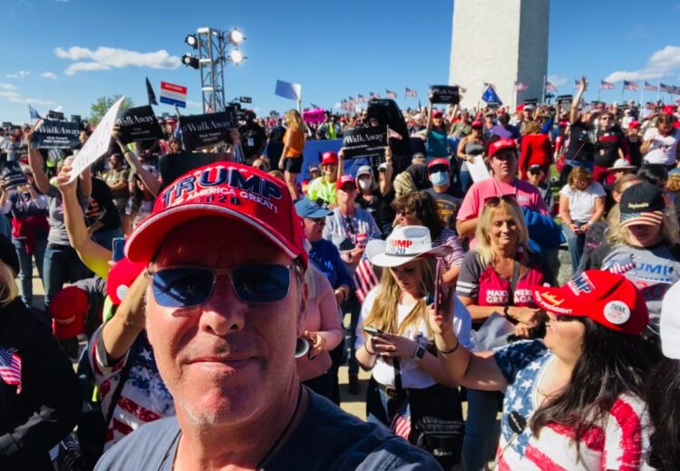 “빠르면 5일 퇴원”..트럼프, 입원 중 깜짝 외출