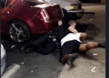 바닥 뒹굴며 경찰과 몸싸움  30대 남성, 경찰 총 맞고 사망