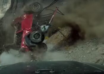 지프 차량 절벽서 갑자기 굴러..튕겨 나간 여성 중태