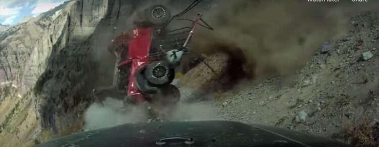 지프 차량 절벽서 갑자기 굴러..튕겨 나간 여성 중태