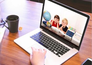 온라인수업 중 7살 여자아이에 몹쓸 짓..교사가 목격, 경찰 신고