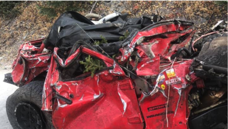 지프 차량 절벽서 갑자기 굴러..튕겨 나간 여성 중태