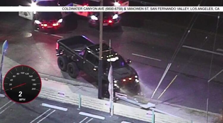 전봇대 박고 박살난 35만달러짜리 픽업트럭..유명 DJ 소유 도난차량