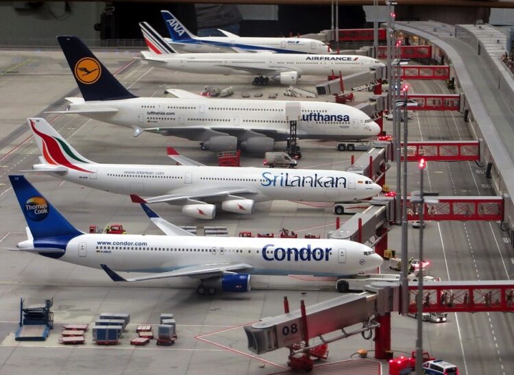 “Buy One, Get One Free”..항공사들, 눈물겨운 생존 마케팅