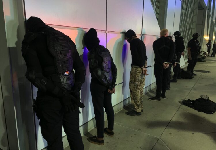 소요사태 우려 속 다운타운서  수백여명 거리 점거..경찰, 즉시 해산명령 