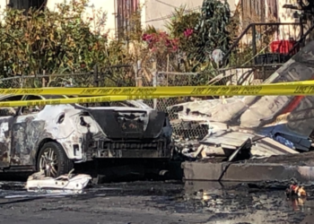 샌퍼난도밸리 주택가에 경비행기 추락 화재..1명 사망