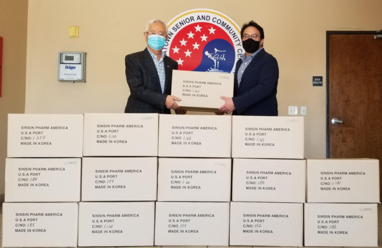 “통증 힘드실 때 사용하세요” 신신제약, 노인센터에 파스 기부 