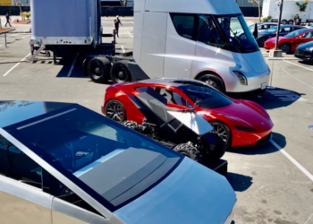 테슬라, 차배달 직원만 1,000명 채용..비용 아끼려 파트타임 only