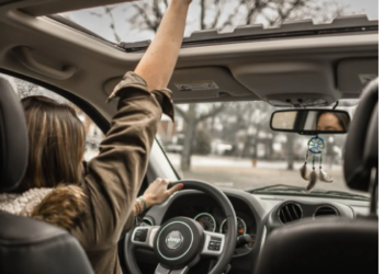 차창 밖으로 머리 내밀고 가다 전신주 부딪혀 참사