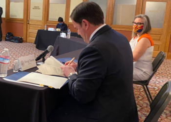 애리조나 공화당 주지사, 바이든 승리 선거결과 서명