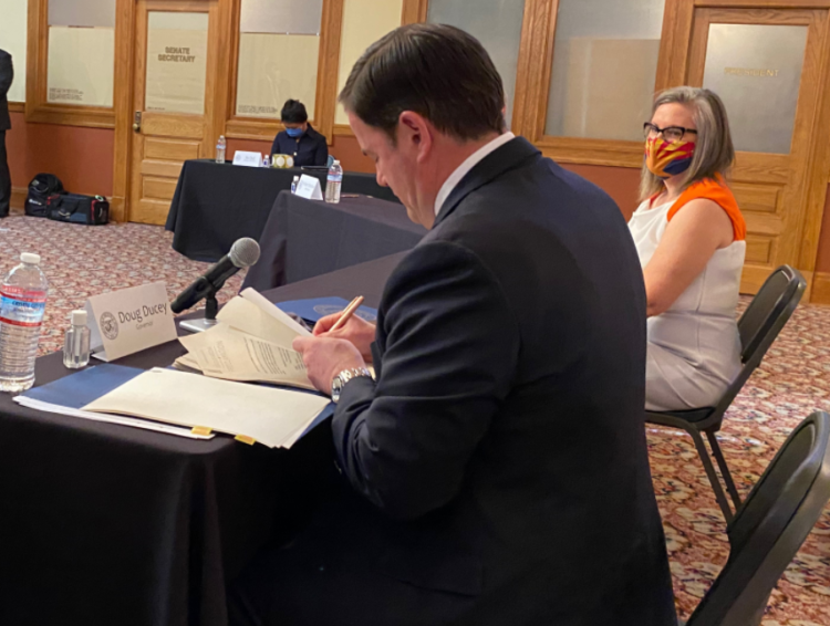 애리조나 공화당 주지사, 바이든 승리 선거결과 서명