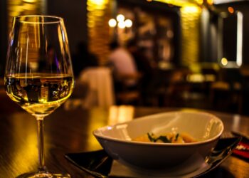 굴과 샴페인 환상 궁합, 과학적인 이유가 있다.