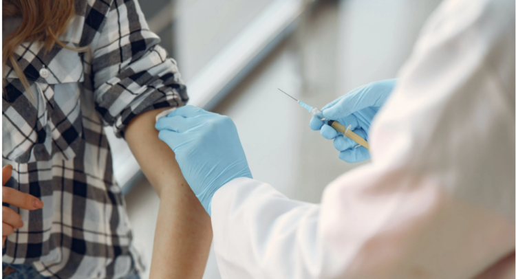 “2만 5천달러 낼테니 먼저 맞게 해달라” 백신 ‘새치기’ 청탁 쇄도