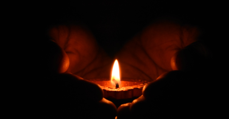 크리스마스에도 촛불잔치?..또다시 정전사태 우려