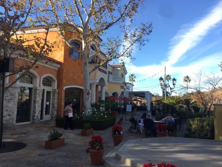 “공원, 쇼핑몰 야외 테이블서 식사할 수 있어요”