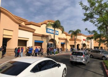 봉쇄령에도 샤핑몰들은 더 붐벼