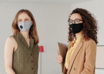 팬데믹에 생겨난 신종 ‘마스크 성희롱’