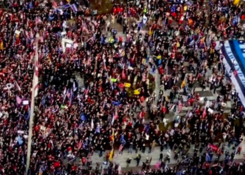 끝없이 계속되는 공허한 외침 “4년 더”