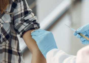 “고용주, 백신접종 거부 직원 해고할 수 있다”