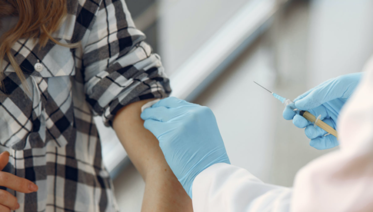 “고용주, 백신접종 거부 직원 해고할 수 있다”