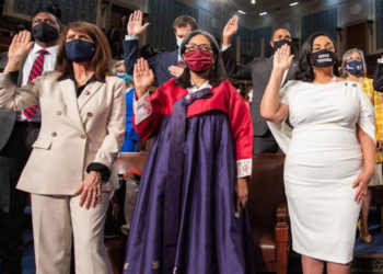 ‘순자’씨, 한복 입고 의원 선서