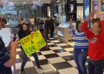 ‘NO 마스크’시위대, 센추리몰 난입….샤핑객들 경악