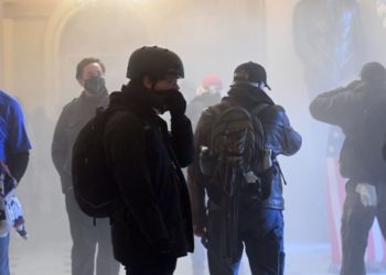 헌정사 초유 의사당 폭력 사태… “미국 민주주의 짓밝혀”