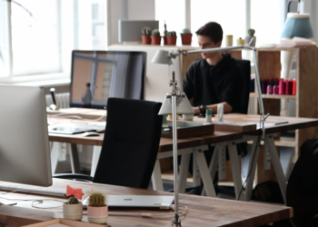 주 4일 근무제 확산 “월급 줄여도 좋아”