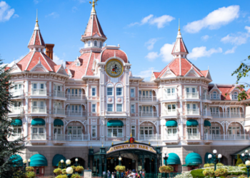 디즈니랜드 접종센터 변신..카운티 전 주민 7월까지 접종