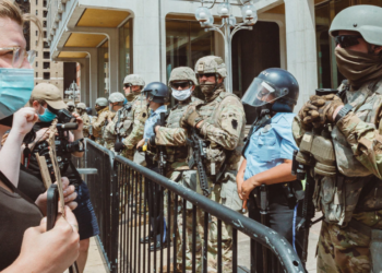 뉴섬 주지사, 주 방위군 1000명 배치 명령