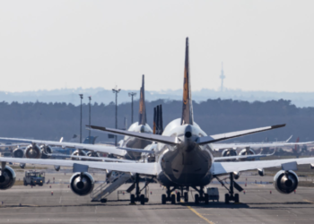 LAX서 항공기 반대 방향 이착륙 진풍경